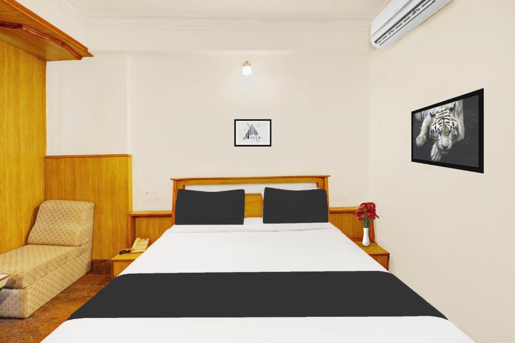 Postel nebo postele na pokoji v ubytování Super Townhouse Mysore City Centre Formerly Hotel Mahendra