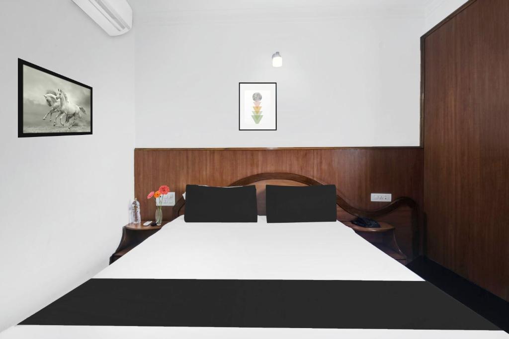 Postel nebo postele na pokoji v ubytování Super Townhouse Mysore City Centre Formerly Hotel Mahendra