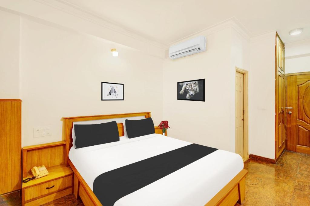 Postel nebo postele na pokoji v ubytování Super Townhouse Mysore City Centre Formerly Hotel Mahendra