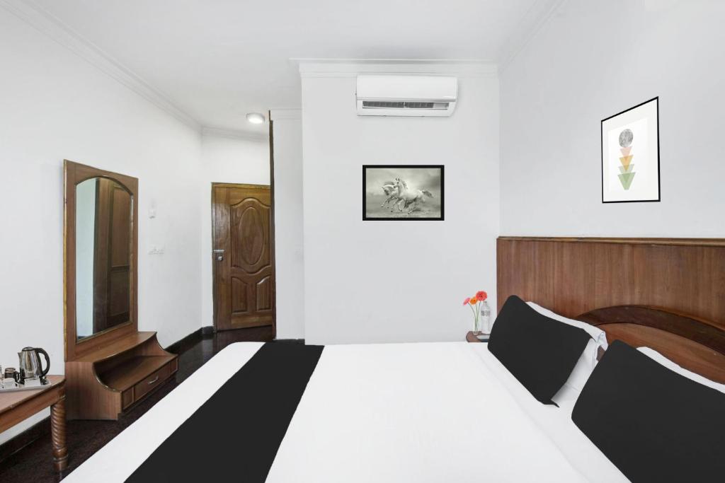 Postel nebo postele na pokoji v ubytování Super Townhouse Mysore City Centre Formerly Hotel Mahendra