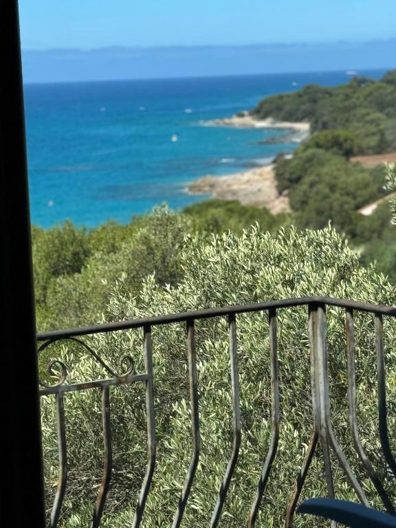 une vue sur l'océan depuis un balcon dans l'établissement Altagna, à Olmeto