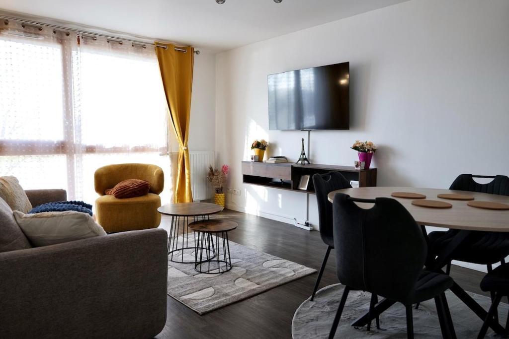 un salon avec un canapé et une table dans l'établissement Peaceful Home, à Alfortville