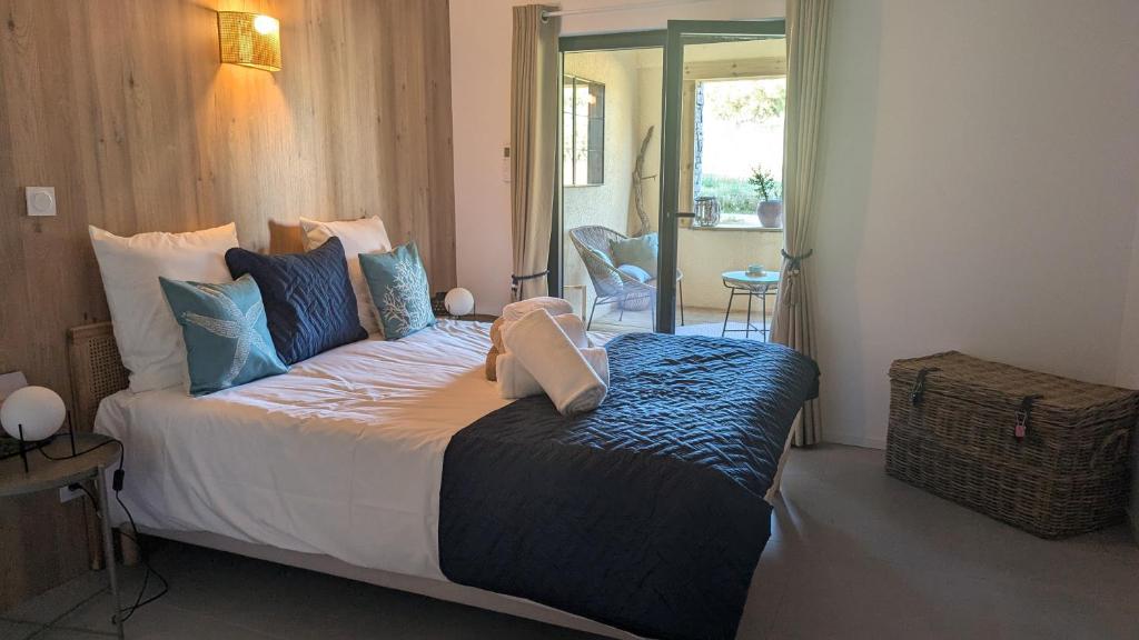 Postel nebo postele na pokoji v ubytování Appart 70m2 avec loggia, piscine à débordement vue mer