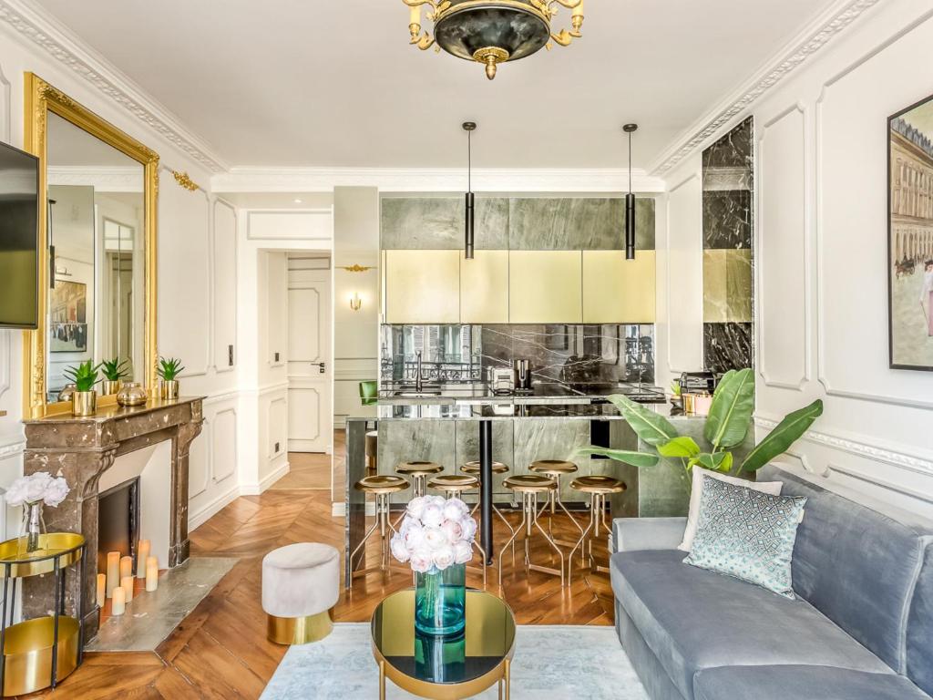 un salon avec un canapé et une table dans l'établissement Merveil - Luxury Suite - Louvre - Sebastopol II, à Paris