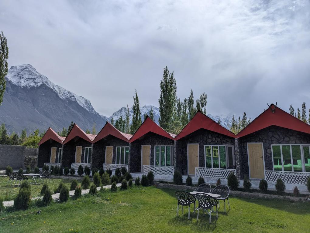 锡卡都Comfort Hotel & Huts的山 ⁇ 的小屋