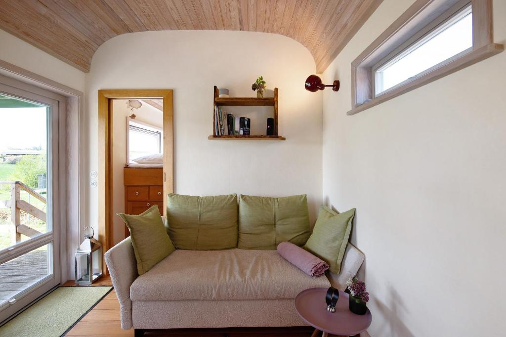 Istumisnurk majutusasutuses Tiny House Ria