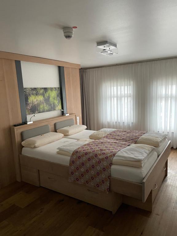 Postel nebo postele na pokoji v ubytování Kragemann Hotel & Vinothek