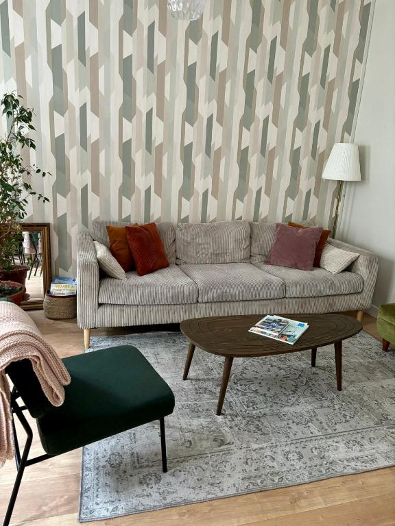 un salon avec un canapé et une table basse dans l'établissement Le grand Louis, hypercentre, à Cherbourg en Cotentin