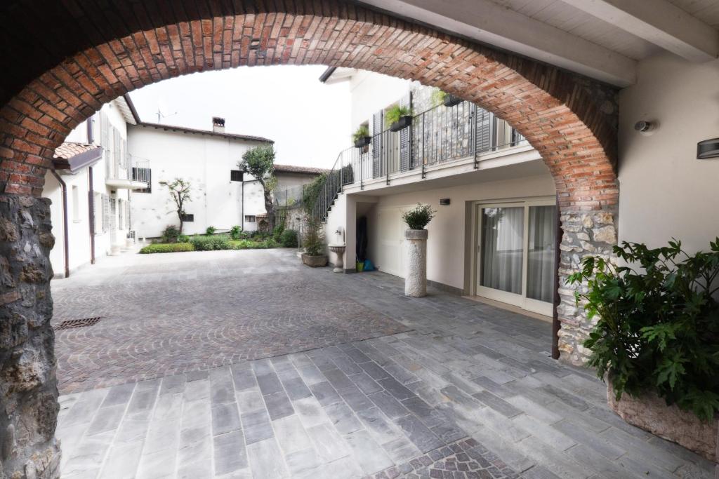an archway in a building with a courtyard at Corte Elvira in Manerba del Garda