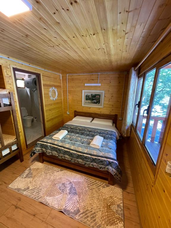 Letto o letti in una camera di Guri i Lekës Guesthouse