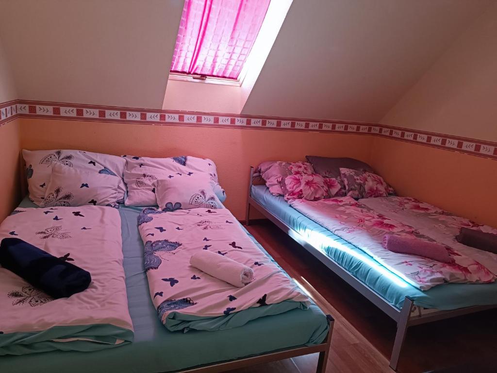 Postel nebo postele na pokoji v ubytování Színes Apartmanok és Kemencés Apartmanok