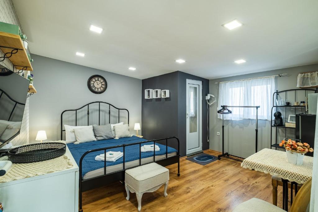 Ένα ή περισσότερα κρεβάτια σε δωμάτιο στο Cozy Studio in Varna City Center