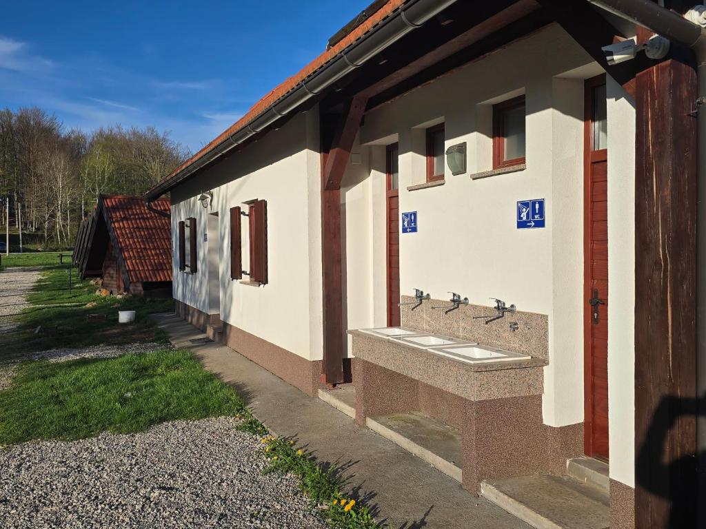 Budova, v ktorej sa dovolenkový park nachádza