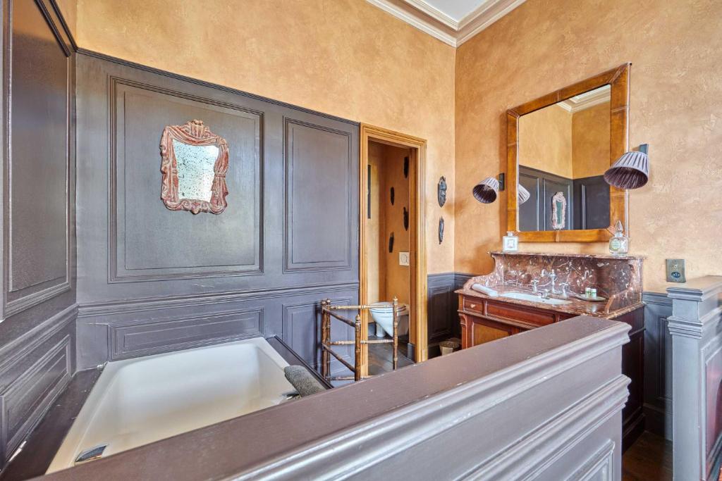 une grande salle de bain avec une baignoire et un lavabo dans l'établissement Luxurious 4 bedroom duplex, 200m from Place Morny, à Deauville