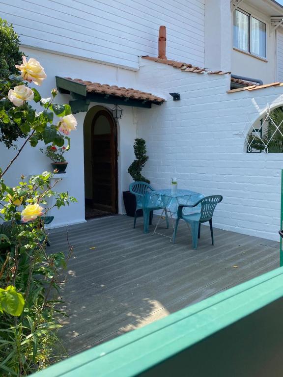 d'une terrasse avec une table bleue et 2 chaises. dans l'établissement L'Eden : à deux pas de la plage, à Arcachon