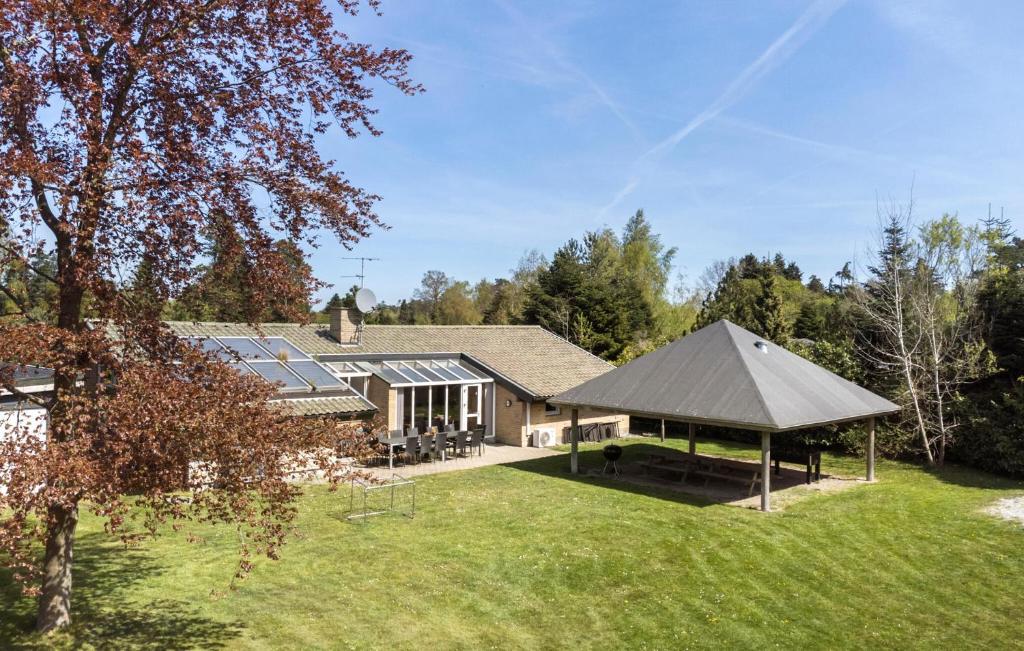 Κήπος έξω από το Stunning Home In Væggerløse With Sauna