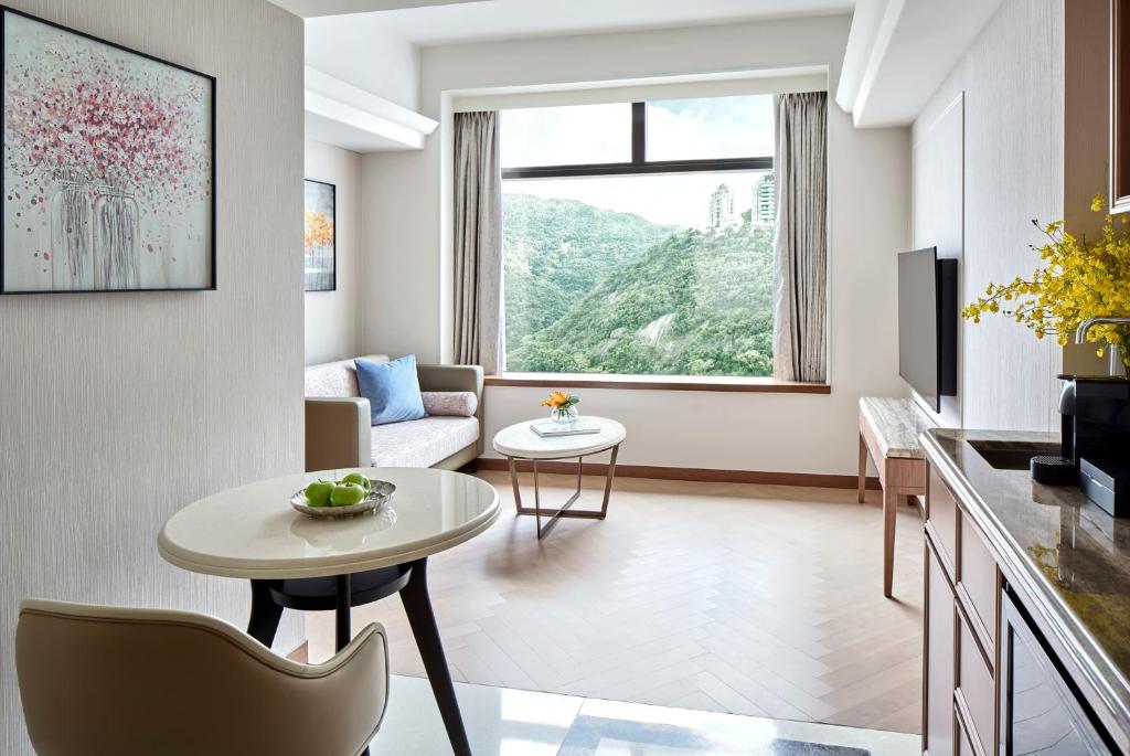 un soggiorno con un divano e un tavolo di Hopewell Hotel a Hong Kong