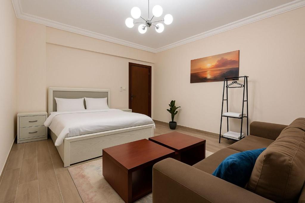 Postel nebo postele na pokoji v ubytování Airport Edge Suite