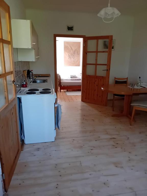Kuchyňa alebo kuchynka v ubytovaní Nerezine centrum _ apartmán pro 2 osoby