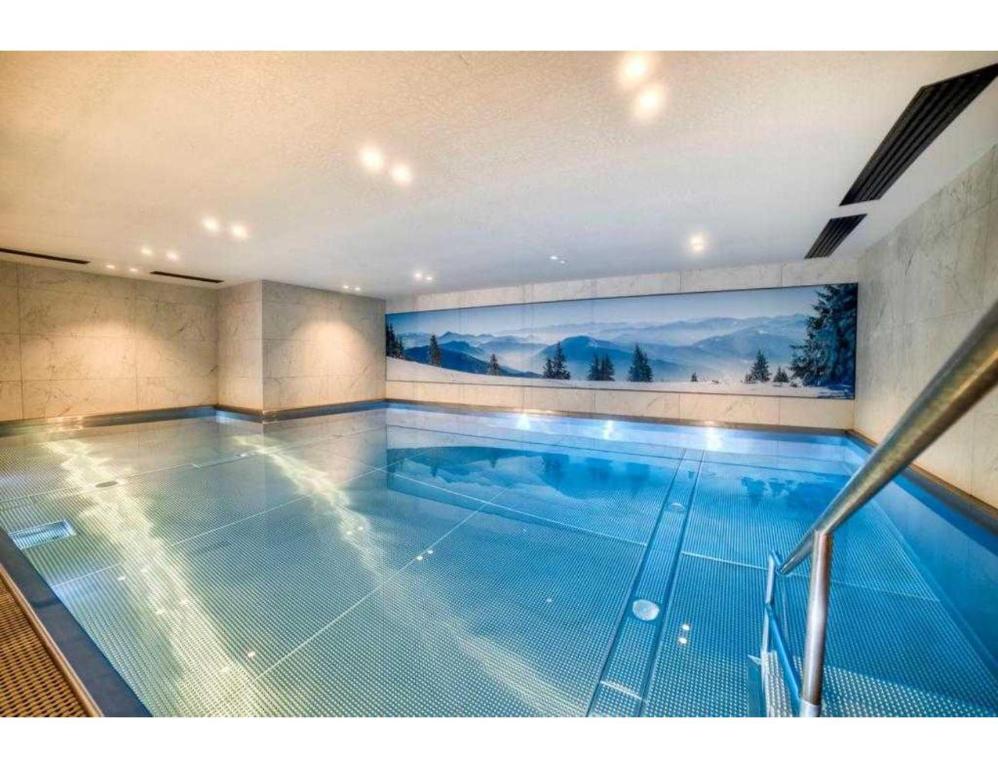 Bazén v ubytovaní Luxurious 4-room with pool, gym, spa and parking alebo v jeho blízkosti