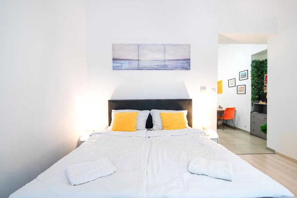 Postel nebo postele na pokoji v ubytování Spacious Premium Apartment by Buda Castle District