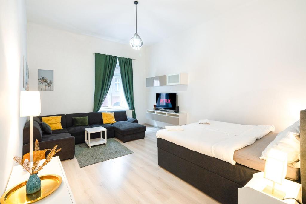 TV a/nebo společenská místnost v ubytování Spacious Premium Apartment by Buda Castle District