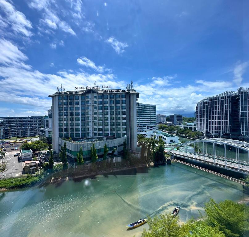 una vista del fiume Savannah con un hotel di Ming Greenage Suite 明绿时代套房 @Kota Kinabalu 亚庇市中心 a Kota Kinabalu