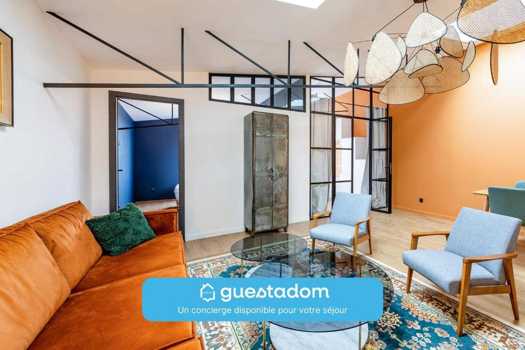 un salon avec un canapé et deux chaises dans l'établissement L'élégance - VintageWi-FiCentre, à Angers