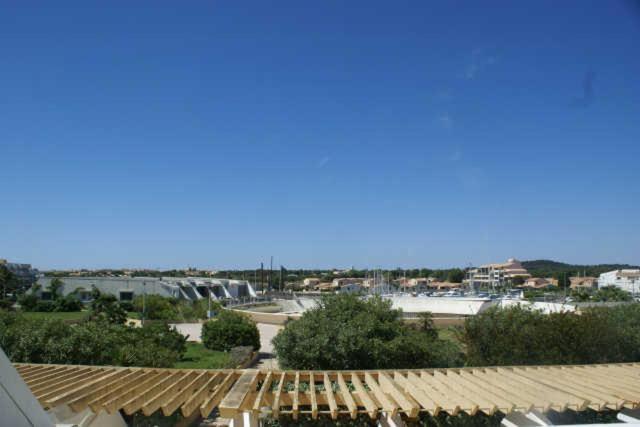 - une vue sur la ville depuis le toit d'un bâtiment dans l'établissement Appartement 230, Port Ambonne au village naturiste, au Cap d'Agde
