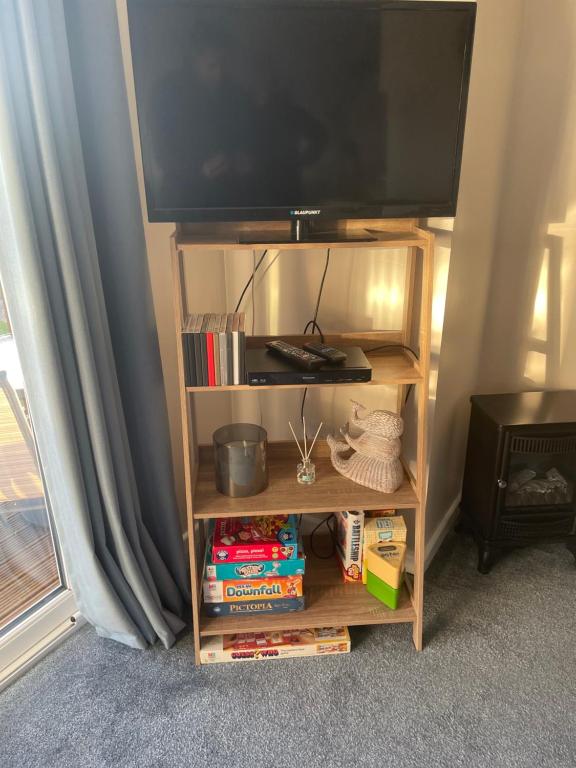 TV a/nebo společenská místnost v ubytování Margaret Ann Chalet