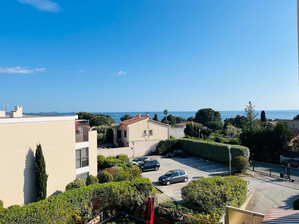 - une vue sur un parking depuis le bâtiment dans l'établissement T2 terrasse vue mer, à Bandol