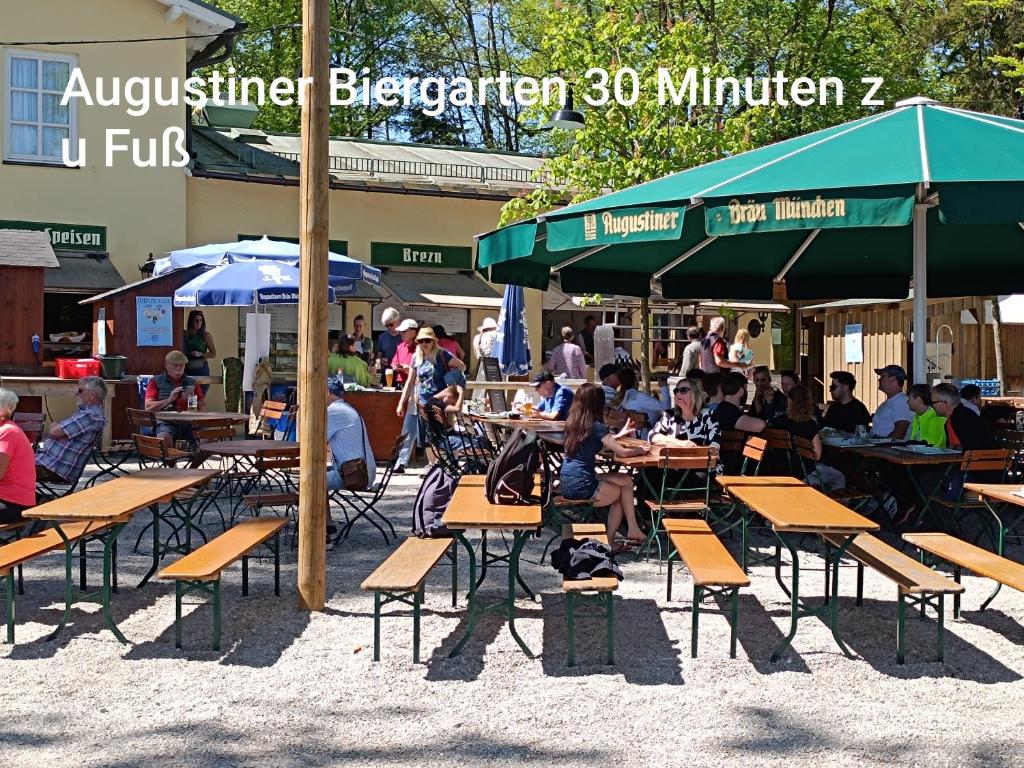 Fotografie z fotogalerie ubytování Zimmer mit Sonnenaufgang, Kühlschrank, Ventilator und ruhiger Innenhof Obergeschoss bei Koberstein v destinaci Tutzing