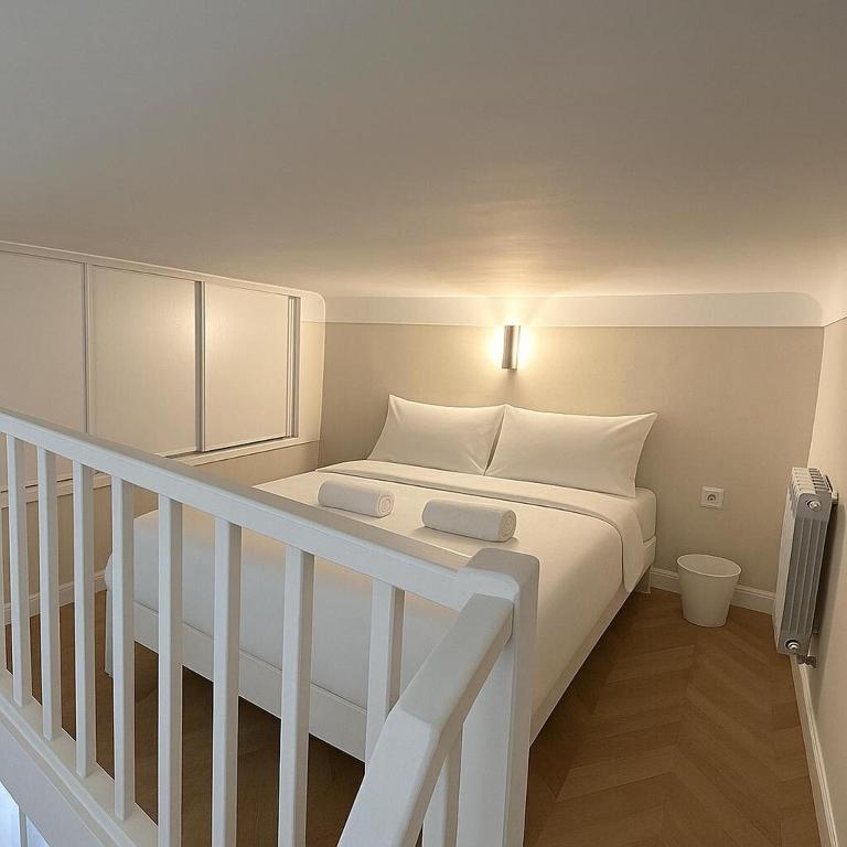 - un lit blanc avec des oreillers blancs dans l'établissement Sea Side, Modern, Nice Promenade, à Nice