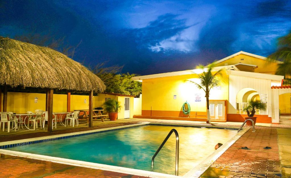 Bazén v ubytování Coconut Inn nebo v jeho okolí