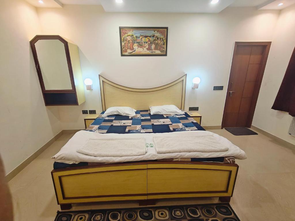 Postel nebo postele na pokoji v ubytování HOTEL TOURIST REST HOUSE Agra