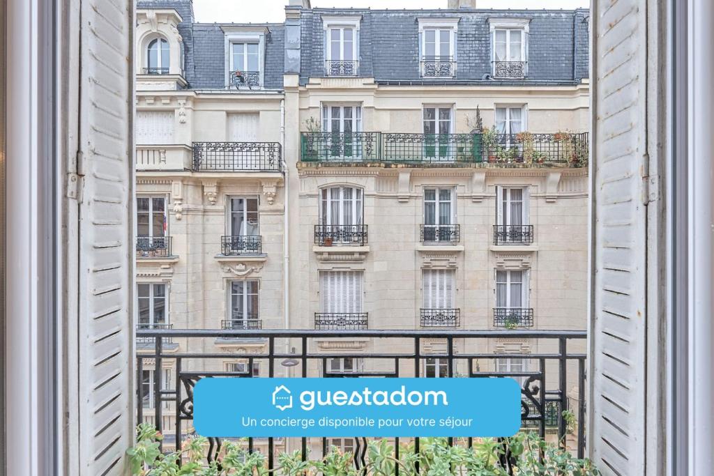 - une vue sur un bâtiment depuis une fenêtre dans l'établissement L'Augustine - Wifi - 15ème - St Lambert, à Paris