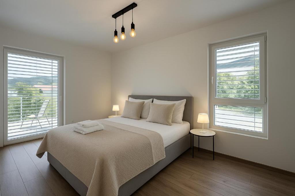 Postel nebo postele na pokoji v ubytování Simcity VI I Central park with Air Con, garage,balcony and self check-in