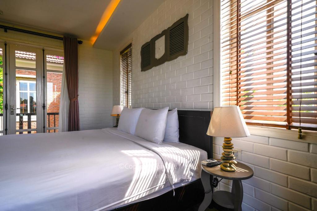 Phòng Deluxe Giường Đôi Có Ban Công
