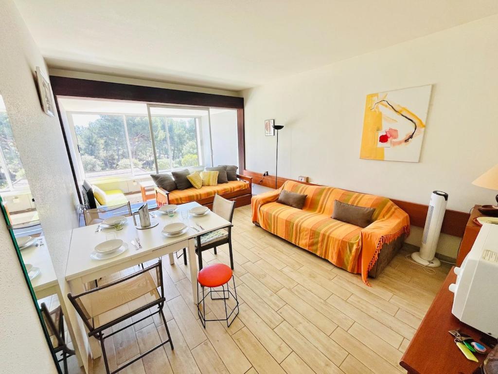 - un grand salon avec un lit et une table dans l'établissement Studio dans résidence privée paradisiaque, à Bandol