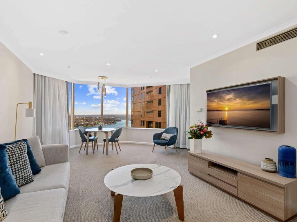 TV a/nebo společenská místnost v ubytování The Sebel Quay West Suites Sydney
