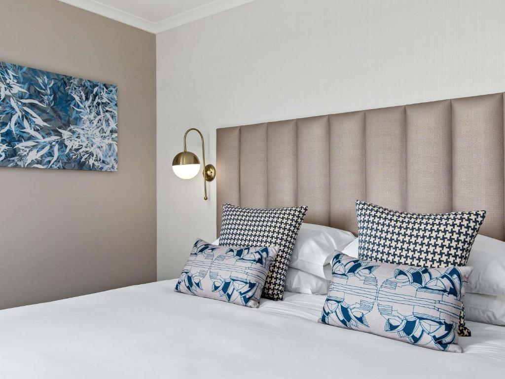 Postel nebo postele na pokoji v ubytování The Sebel Quay West Suites Sydney
