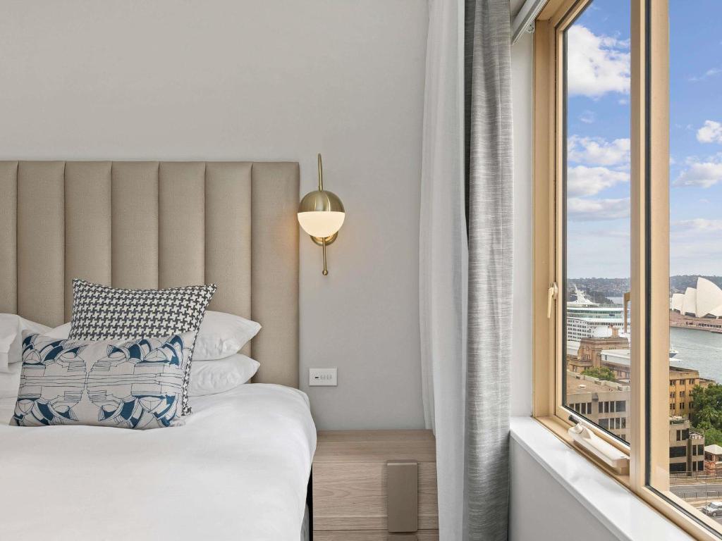 Postel nebo postele na pokoji v ubytování The Sebel Quay West Suites Sydney