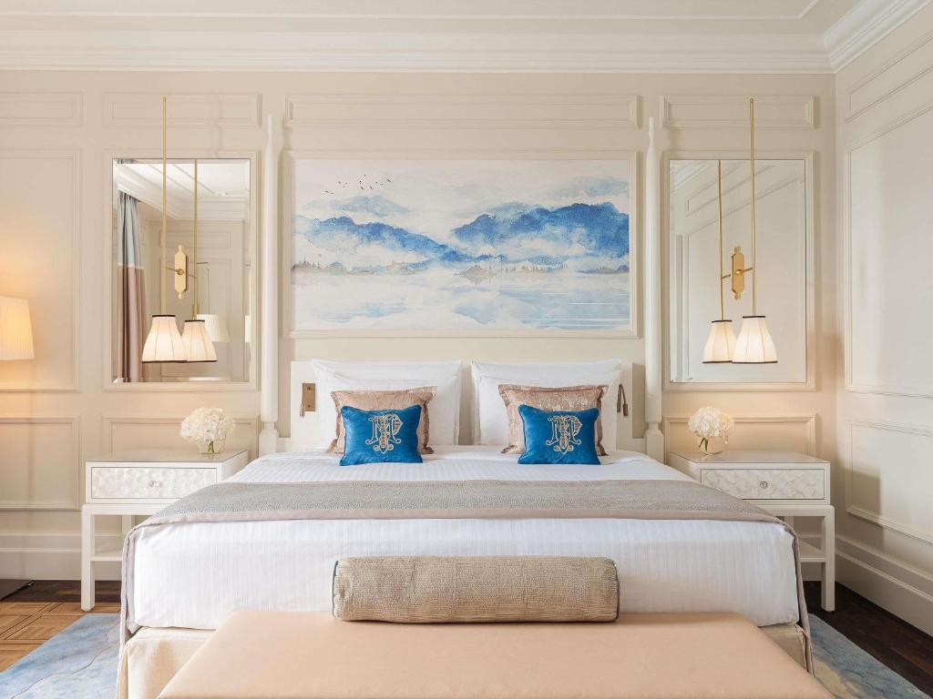 Postel nebo postele na pokoji v ubytování Fairmont Le Montreux Palace