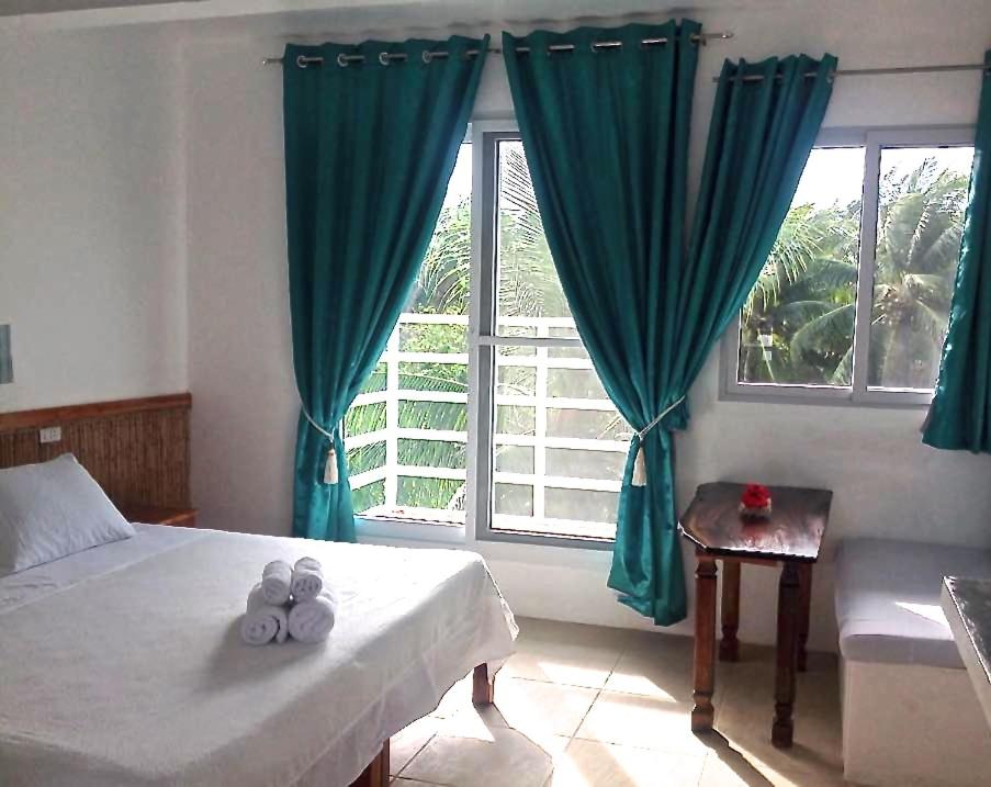 Postel nebo postele na pokoji v ubytování Lanterna Hotel Boracay