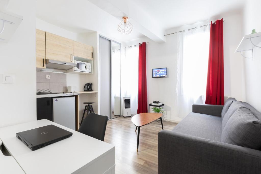 un salon avec un canapé et une table dans l'établissement Le Cézanne - Studio Hypercentre - Wifi - Train station, à Aix-en-Provence