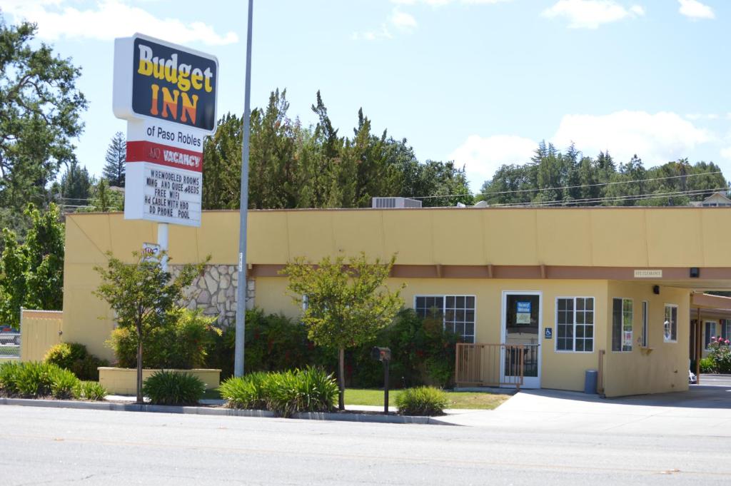 un bâtiment dunkin donuts avec un panneau devant lui dans l'établissement Budget Inn, à Paso Robles