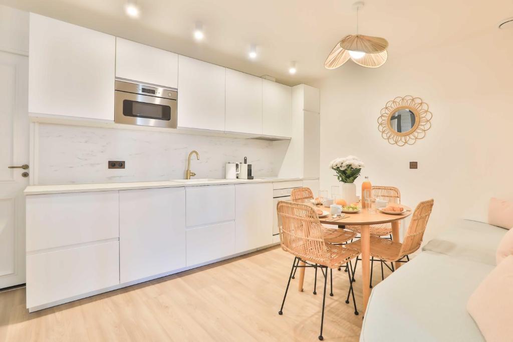 kuchnia i jadalnia ze stołem i krzesłami w obiekcie Nice 2 bed flat - Hyper centre St Tropez w Saint-Tropez