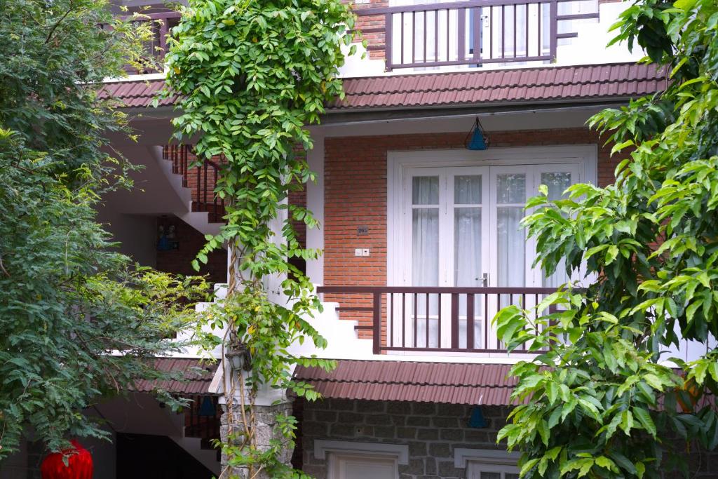 Ban công nhỏ nhìn ra cảnh quan xanh là nơi lý tưởng để thưởng trà, đọc sách và tận hưởng nhịp nghỉ dưỡng chậm rãi tại Hội An.