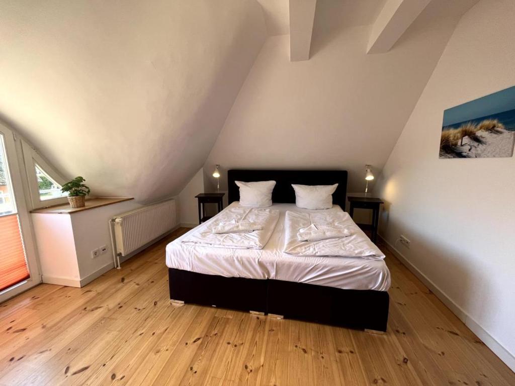 Postel nebo postele na pokoji v ubytování Ferienhaus Fiete in Wieck
