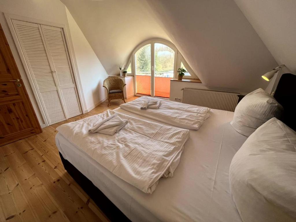 Postel nebo postele na pokoji v ubytování Ferienhaus Fiete in Wieck